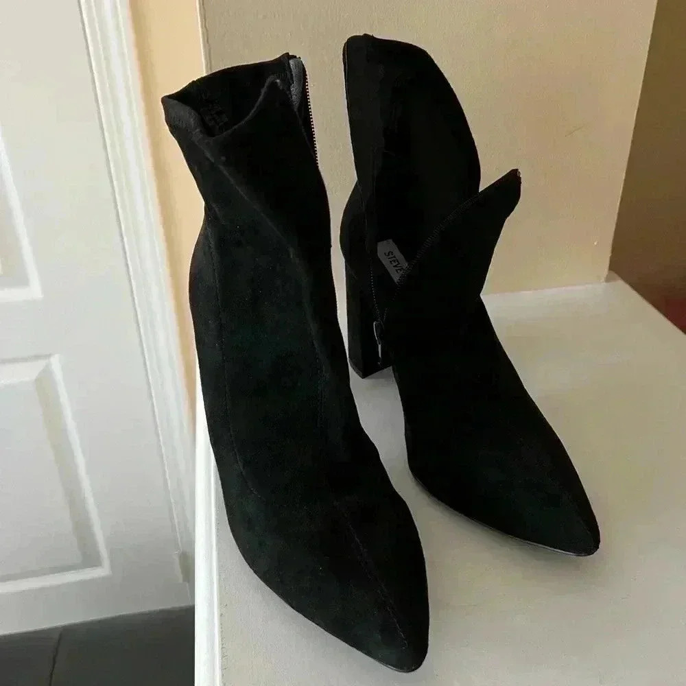 Steve Madden  US 7.5 suede boots.